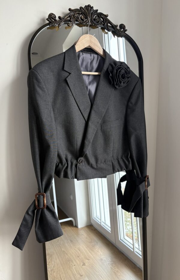 Szara marynarka z różą