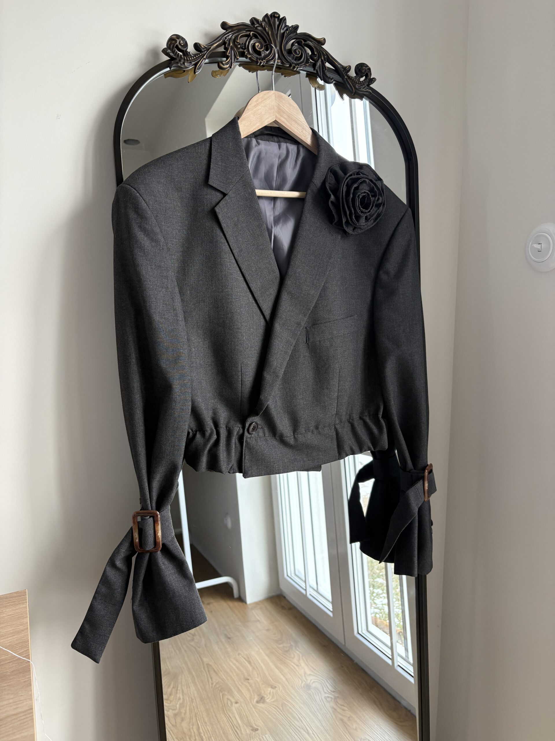 Szara marynarka z różą