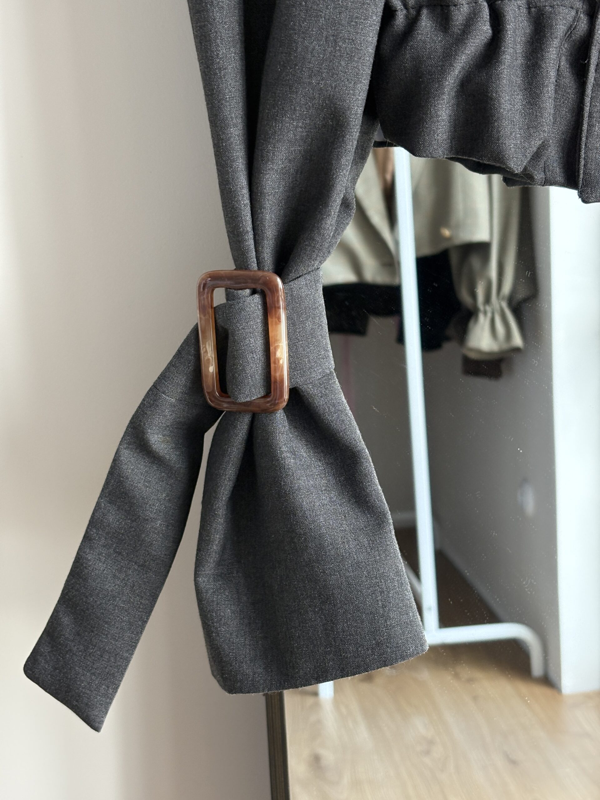 Szara marynarka z różą - obrazek 5