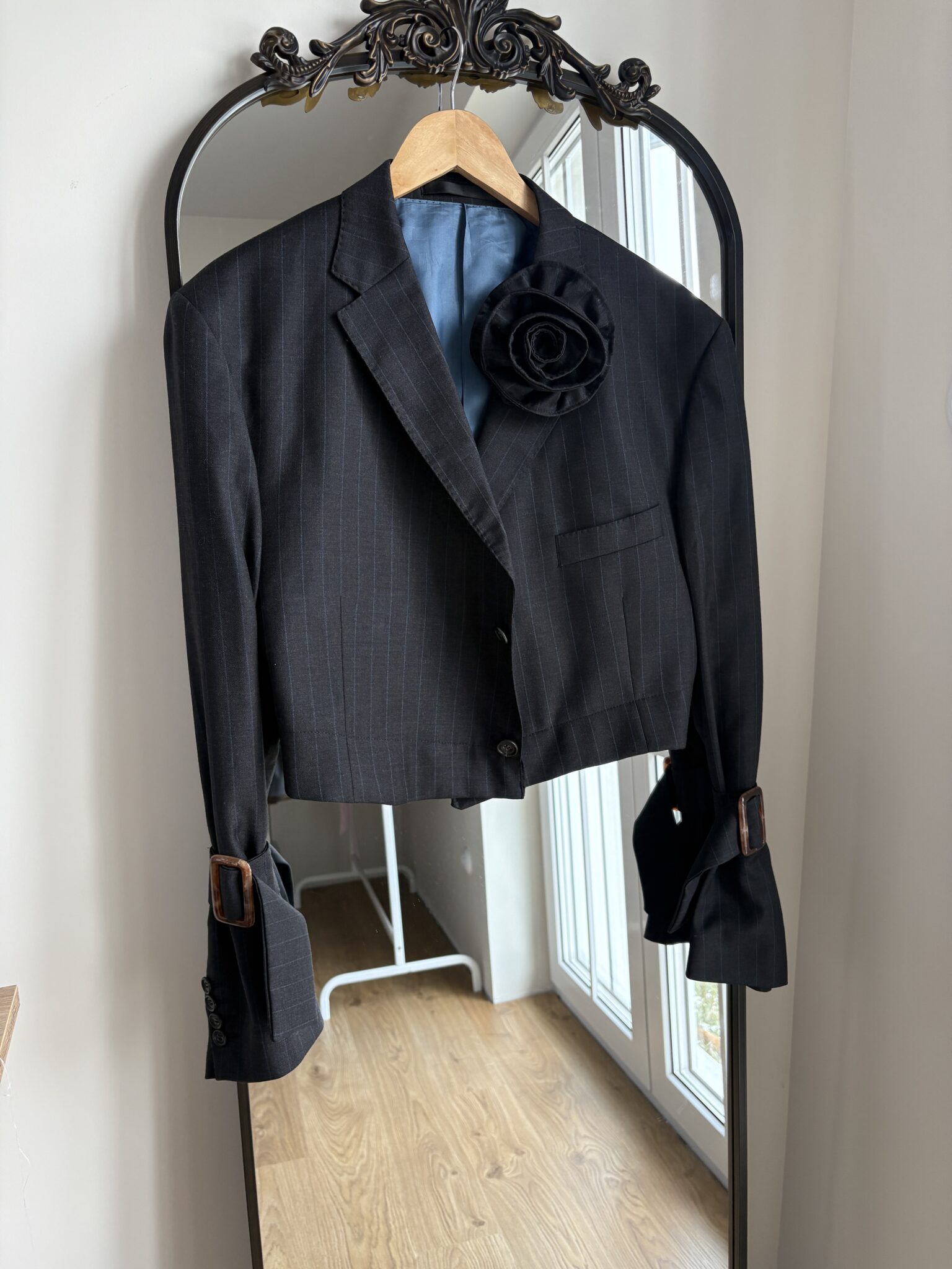 Szara marynarka w błękitny prążek