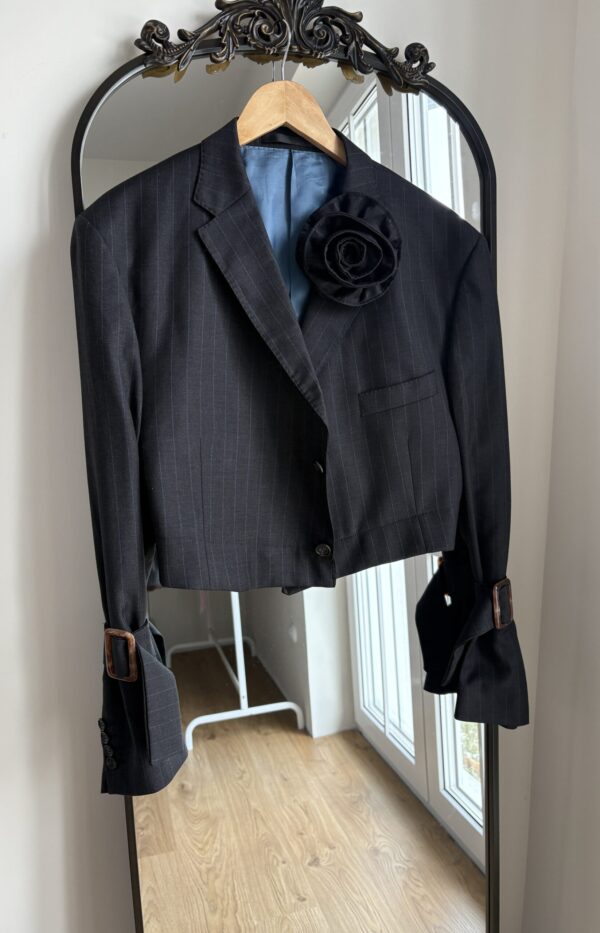 Szara marynarka w błękitny prążek