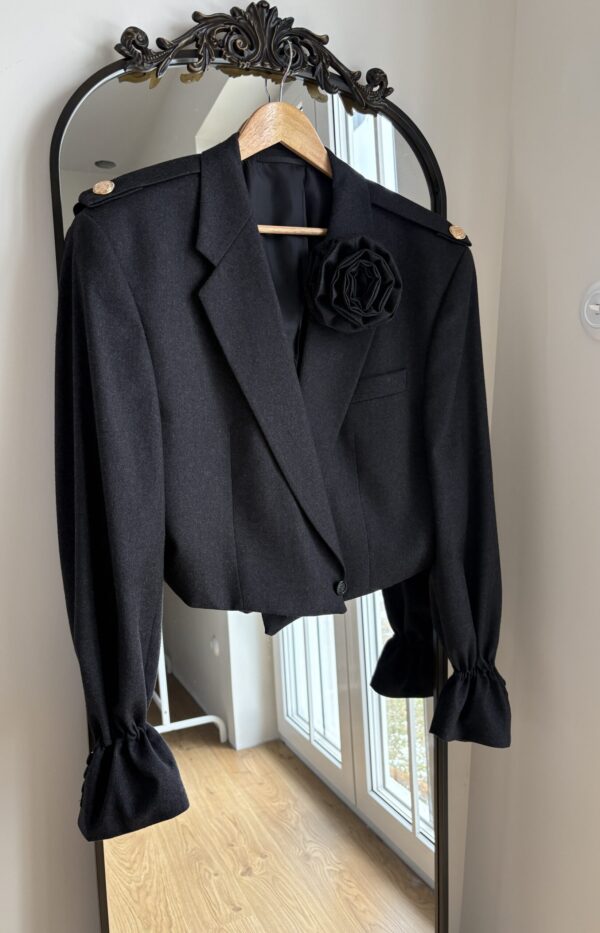 Grafitowa marynarka z pagonami