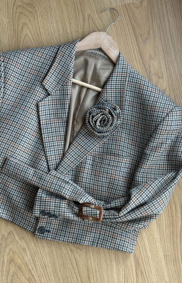 Marynarka w kolorową kratę z różą