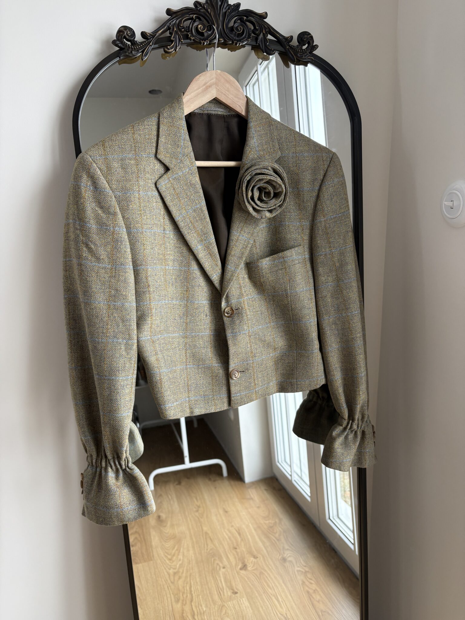 Marynarka w kratę z regulowaną gumą